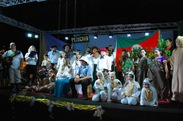 Foto - TEATRO E CHEGADA DO PAPAI NOEL