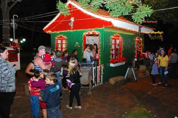 Foto - TEATRO E CHEGADA DO PAPAI NOEL