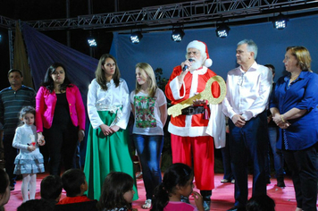 Foto - TEATRO E CHEGADA DO PAPAI NOEL