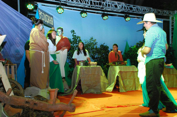 Foto - TEATRO E CHEGADA DO PAPAI NOEL