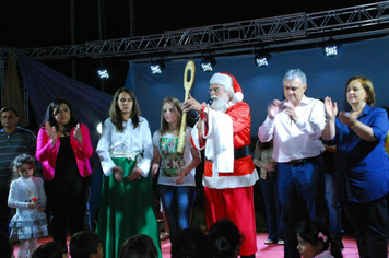 Foto - TEATRO E CHEGADA DO PAPAI NOEL