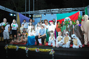 Foto - TEATRO E CHEGADA DO PAPAI NOEL