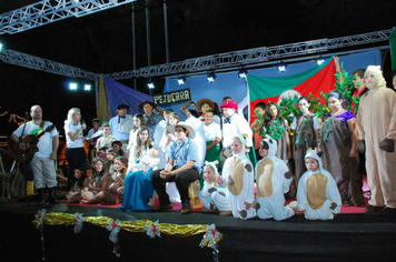 Foto - TEATRO E CHEGADA DO PAPAI NOEL