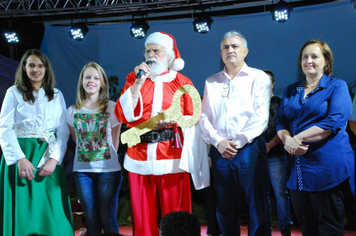 Foto - TEATRO E CHEGADA DO PAPAI NOEL