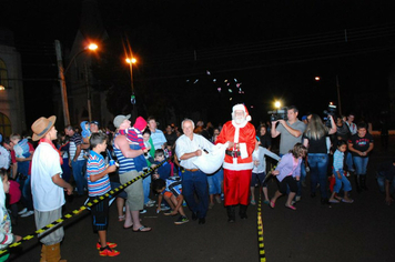 Foto - TEATRO E CHEGADA DO PAPAI NOEL