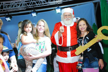 Foto - TEATRO E CHEGADA DO PAPAI NOEL