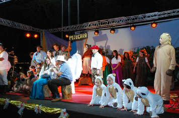 Foto - TEATRO E CHEGADA DO PAPAI NOEL