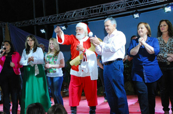 Foto - TEATRO E CHEGADA DO PAPAI NOEL