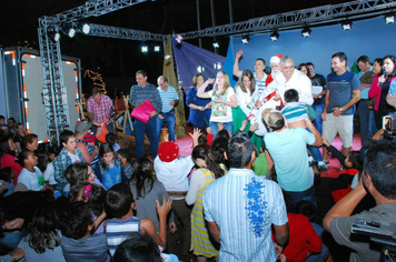 Foto - TEATRO E CHEGADA DO PAPAI NOEL