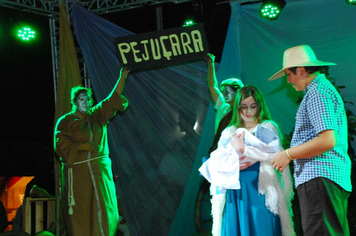 Foto - TEATRO E CHEGADA DO PAPAI NOEL