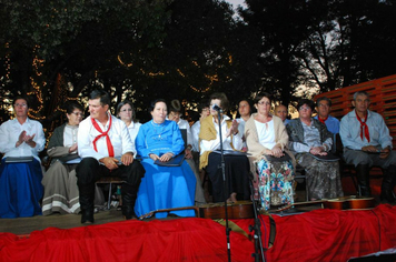 Foto - TEATRO E CHEGADA DO PAPAI NOEL