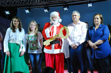 Foto - TEATRO E CHEGADA DO PAPAI NOEL