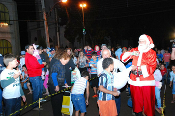 Foto - TEATRO E CHEGADA DO PAPAI NOEL