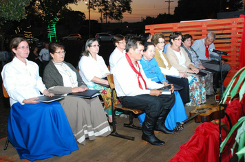 Foto - TEATRO E CHEGADA DO PAPAI NOEL