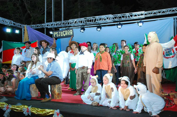 Foto - TEATRO E CHEGADA DO PAPAI NOEL