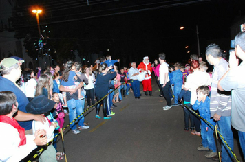 Foto - TEATRO E CHEGADA DO PAPAI NOEL