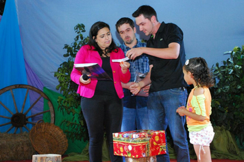 Foto - TEATRO E CHEGADA DO PAPAI NOEL