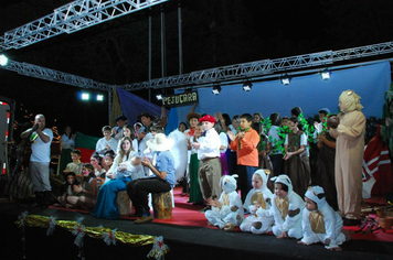 Foto - TEATRO E CHEGADA DO PAPAI NOEL