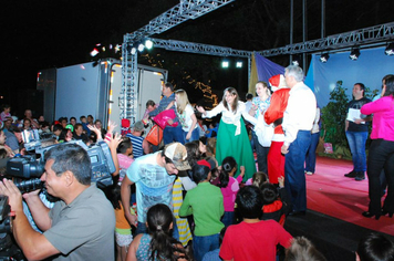 Foto - TEATRO E CHEGADA DO PAPAI NOEL