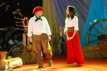 Foto - TEATRO E CHEGADA DO PAPAI NOEL