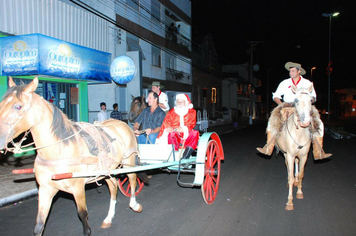 Foto - TEATRO E CHEGADA DO PAPAI NOEL