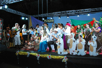 Foto - TEATRO E CHEGADA DO PAPAI NOEL