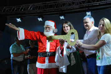 Foto - TEATRO E CHEGADA DO PAPAI NOEL