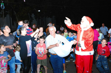 Foto - TEATRO E CHEGADA DO PAPAI NOEL