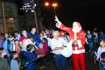 Foto - TEATRO E CHEGADA DO PAPAI NOEL