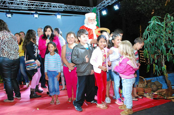 Foto - TEATRO E CHEGADA DO PAPAI NOEL