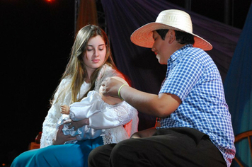 Foto - TEATRO E CHEGADA DO PAPAI NOEL