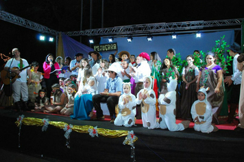 Foto - TEATRO E CHEGADA DO PAPAI NOEL