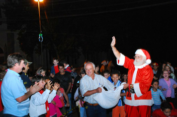 Foto - TEATRO E CHEGADA DO PAPAI NOEL