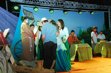 Foto - TEATRO E CHEGADA DO PAPAI NOEL