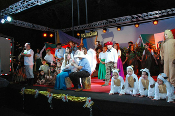 Foto - TEATRO E CHEGADA DO PAPAI NOEL