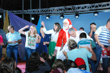 Foto - TEATRO E CHEGADA DO PAPAI NOEL