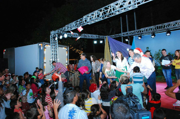 Foto - TEATRO E CHEGADA DO PAPAI NOEL