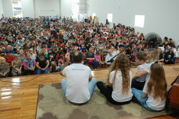 Foto - Tiago Linck encanta e emociona comunidade Pejuçarense
