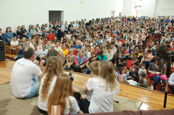 Foto - Tiago Linck encanta e emociona comunidade Pejuçarense