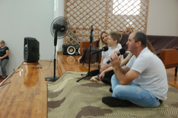 Foto - Tiago Linck encanta e emociona comunidade Pejuçarense