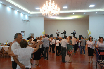 Foto - Um brinde a alegria de bem viver no Reveillon dos idosos