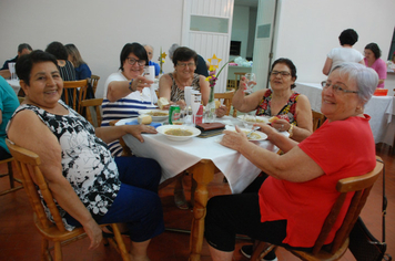 Foto - Um brinde a alegria de bem viver no Reveillon dos idosos