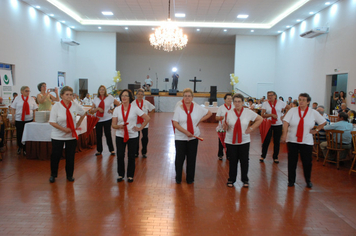 Foto - Um brinde a alegria de bem viver no Reveillon dos idosos