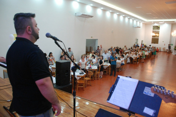 Foto - Um brinde a alegria de bem viver no Reveillon dos idosos