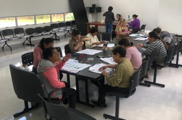 Grupo Acolher inicia atividades de natal com oficina de decoupage