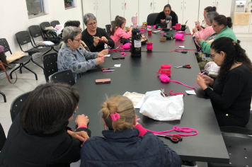 Grupo Psicoterapia 1 do NAAB realiza atividade artesanal de crochê