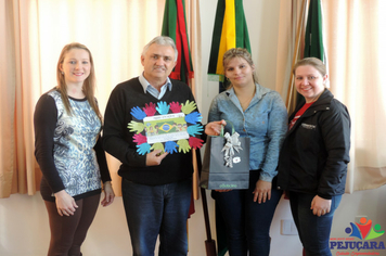 Prefeito recebe homenagem da direção da EMEI