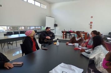 Encontro do grupo ACOLHER contou com a participação do Professor Rodrigo para trazer reflexões através da música