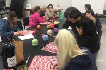 Grupo de Psicoterapia 2 conclui atividade com bordado no tecido xadrez