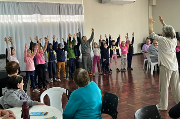 Atividade do CEPIB de Portas Abertas reúne crianças e idosos no Centro do Idoso